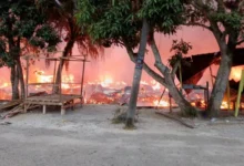 Kebakaran memusnahkan 30 kediaman atas air di Kampung Teluk Jawa, dekat Masai awal pagi ini. - Foto ihsan bomba