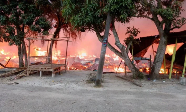 Kebakaran memusnahkan 30 kediaman atas air di Kampung Teluk Jawa, dekat Masai awal pagi ini. - Foto ihsan bomba