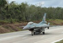 Jet pejuang TNI mendarat, berlepas di jalan bertol