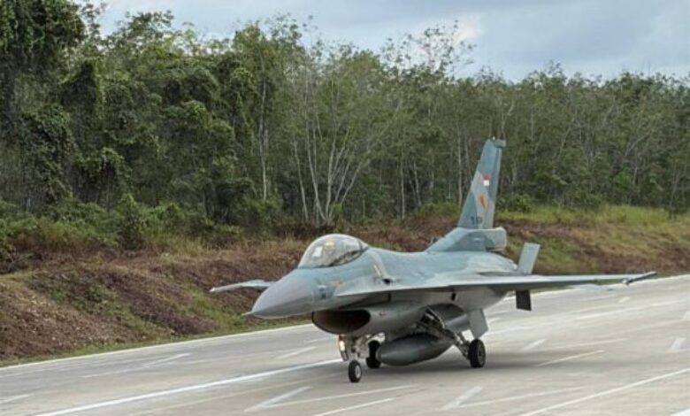 Jet pejuang TNI mendarat, berlepas di jalan bertol