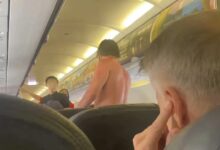 Penumpang tanggal baju, lompat dari pesawat