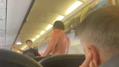 Penumpang tanggal baju, lompat dari pesawat