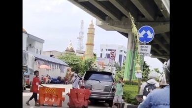 Sesak teruk, tuan rumah ‘suka hati’ tutup jalan untuk kenduri