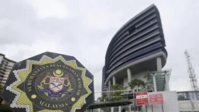 Bekas setiausaha politik, isteri direman bantu siasatan rasuah