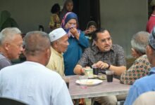 Dr Asyraf Turun Padang Santuni Warga Gerik