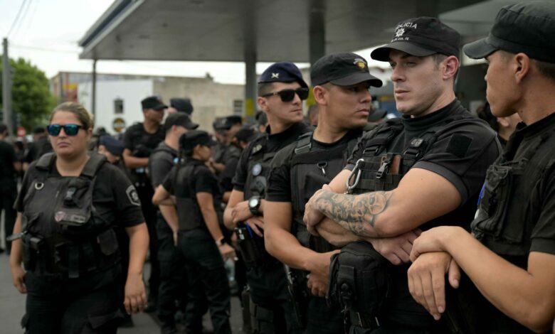 Polis merusuh, minta naik gaji