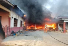 Rumah terbakar, 2 keluarga tinggal sehelai sepinggang