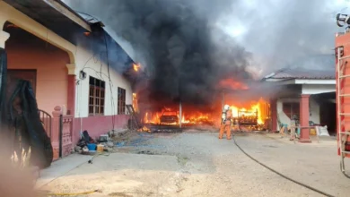 Rumah terbakar, 2 keluarga tinggal sehelai sepinggang