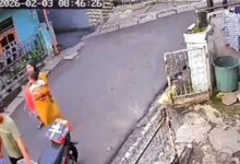 Bapa mencuri depan anak, isteri