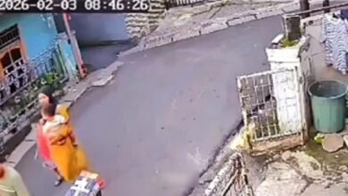 Bapa mencuri depan anak, isteri