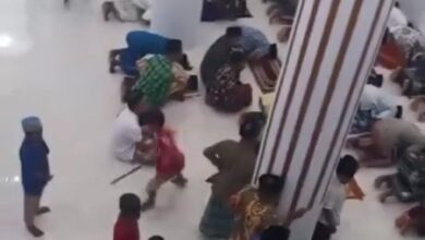Pemuda ganggu jemaah tarawih, cuit kaki pakai kayu