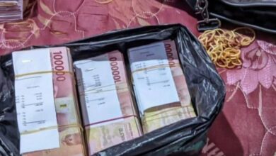 Pemandu teksi pulangkan duit lebih RM41,000