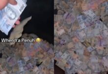 Tangki air penuh wang kertas