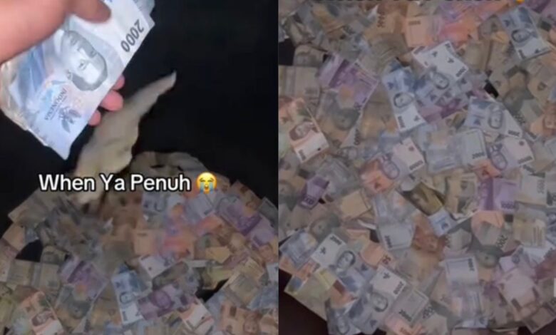 Tangki air penuh wang kertas