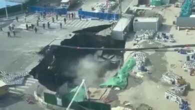 Pekerja bertempiaran lari, lubang benam gergasi ‘telan’ jalan raya