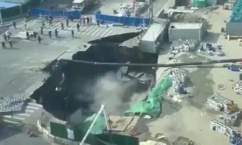 Pekerja bertempiaran lari, lubang benam gergasi ‘telan’ jalan raya