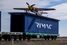 Pesawat mendarat atas kereta api