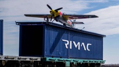 Pesawat mendarat atas kereta api