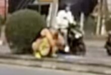 Pelancong selamba berak tengah jalan