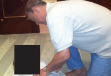 Andrew Mountbatten pegang perut gadis