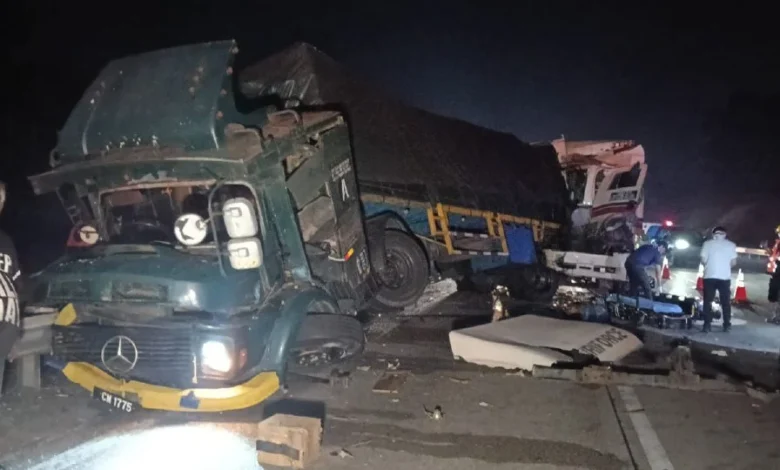 Kemalangan maut 3 kenderaan di KM433 Lebuh Raya Utara Selatan, ini dipercayai puncanya