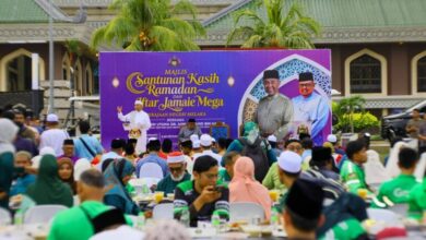 KUALA LUMPUR, 7 Mac – Timbalan Perdana Menteri yang juga Presiden UMNO, Datuk Seri Dr Ahmad Zahid Hamidi berbesar hati menghadiri Majlis Santunan Kasih Ramadan dan Iftar Jamaie Mega Kerajaan Negeri Melaka yang berlangsung di Dataran Pusat Islam, Bukit Palah, Melaka. Beliau berkata kehadiran masyarakat setempat termasuk penggiat industri gig khususnya para penghantar makanan yang bersama-sama berbuka puasa dalam majlis tersebut mencerminkan semangat kebersamaan serta keprihatinan yang terus subur dalam kalangan masyarakat pelbagai latar belakang. Menurutnya, program berkenaan turut menggambarkan komitmen Kerajaan Negeri Melaka yang sentiasa dekat dengan rakyat di samping tidak melupakan tanggungjawab untuk berkongsi rezeki dengan golongan memerlukan. “Antaranya peruntukan sebanyak RM11.9 juta sebagai bantuan persediaan Ramadan kepada golongan asnaf di negeri ini,” katanya menerusi satu kenyataan di Facebook. Dalam pada itu, Ahmad Zahid yang juga Menteri Kemajuan Desa dan Wilayah memaklumkan ketika berucap beliau turut menekankan kepentingan menjaga kebajikan pekerja ekonomi gig yang kini menjadi sumber rezeki kepada ramai rakyat Malaysia. Katanya lagi penubuhan Suruhanjaya Ekonomi Gig Malaysia (SEGiM) kelak dijangka dapat memperkukuh perlindungan serta kebajikan golongan tersebut agar mereka tidak dipinggirkan. “Sebaliknya mereka akan terus dihargai atas peranan penting dalam ekonomi negara. “Semoga usaha berterusan oleh Kerajaan Persekutuan dan Kerajaan Negeri ini dapat memberi manfaat serta meringankan beban masyarakat, khususnya dalam suasana Ramadan yang penuh keberkatan ini,” ujar beliau. – UMNO Online