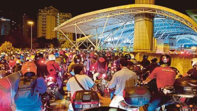 HR Ministry plans protection for over 400k Malaysians working in Singapore