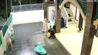 Kur semangat! Budak-budak letup mercun ketika tarawih