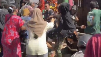 Acara agih zakat kecoh, penerima saling bertumbuk