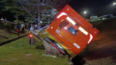 Bas ekspres bawa 10 penumpang terbalik, tiga tersepit