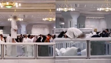 Jemaah solat atas penghadang kaca di Masjidil Haram