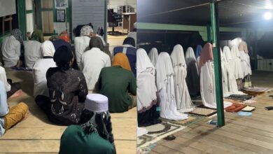 Jemaah solat tarawih tutup muka dengan kain