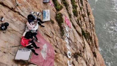 Hirup kopi sambil tergantung di lereng bukit