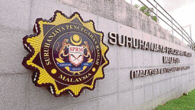 Malaysian Anti-Corruption Commission officers detained the chief executive officer of a federal statutory body for soliciting RM1 million in bribes. NSTP file pic