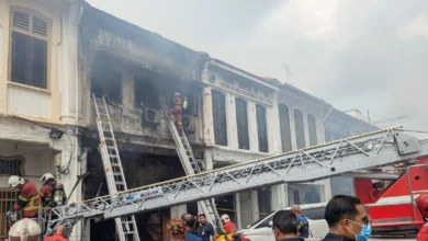 Kebakaran rumah kedai: 2 pekerja pejabat guaman dikhuatiri terperangkap