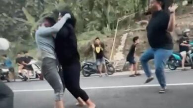 Berebut teman lelaki, 2 wanita ‘berkungfu’ tepi jalan
