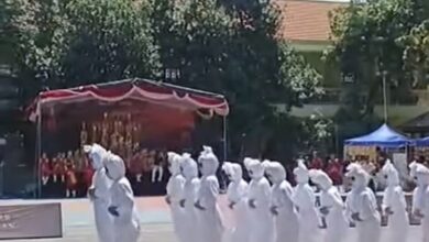 ‘Pocong’ semangat sertai perbarisan