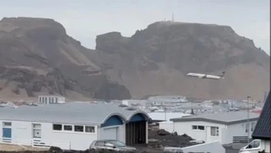 Pesawat Icelandair terbang rendah di Vestmannaeyjar. - VAsir
