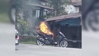 Motosikal tiba-tiba terbakar di lampu isyarat