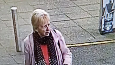 Polis buru wanita buang air besar pada rak kedai