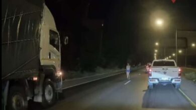 Wanita merajuk berdiri tengah jalan