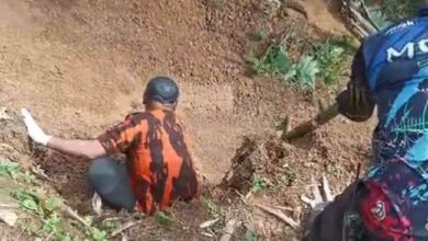 Kubur dilanda tanah runtuh, 2 jenazah ‘tergantung’ di tebing