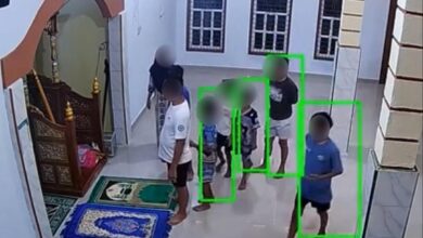 Siapa menyanyi dalam masjid waktu malam?