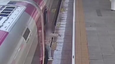 Penumpang sekat pintu kereta api, tertinggal barang