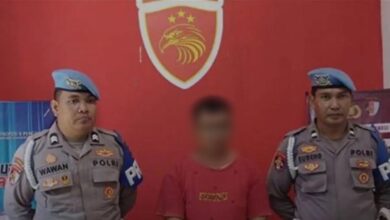 Pegawai polis tayang duit dekat WhatsApp Status