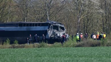 Kereta api rempuh treler tentera