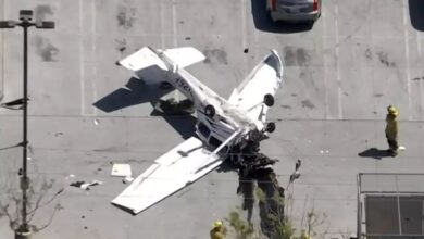 Pesawat langgar tiang elektrik, terbalik di tempat letak kereta