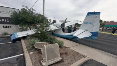 Pesawat mendarat tengah jalan, kecekapan juruterbang raih pujian