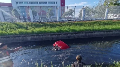 Tiga lelaki selamatkan doktor selepas kereta terjunam dalam parit