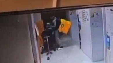 ‘Rider’ kencing dalam kereta sorong bayi